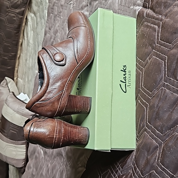 s-l400.jpg Clarks Artisan Brown Leather Ankle Bootie Side Zip Size 8.5M